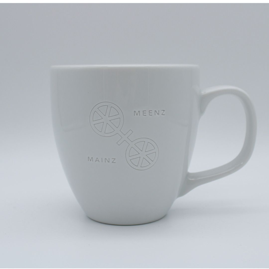 Weiße Tasse mit einer Gravur vom Mainzer Rad
