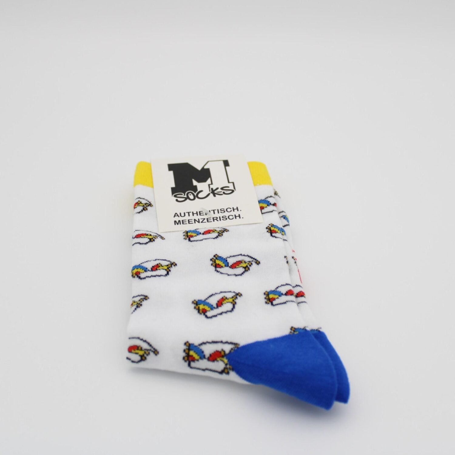 Weiße Socke mit blauer Ferse, gelbem Bund und Bunten Fastnachtskappen als Motiv | Socken liegen