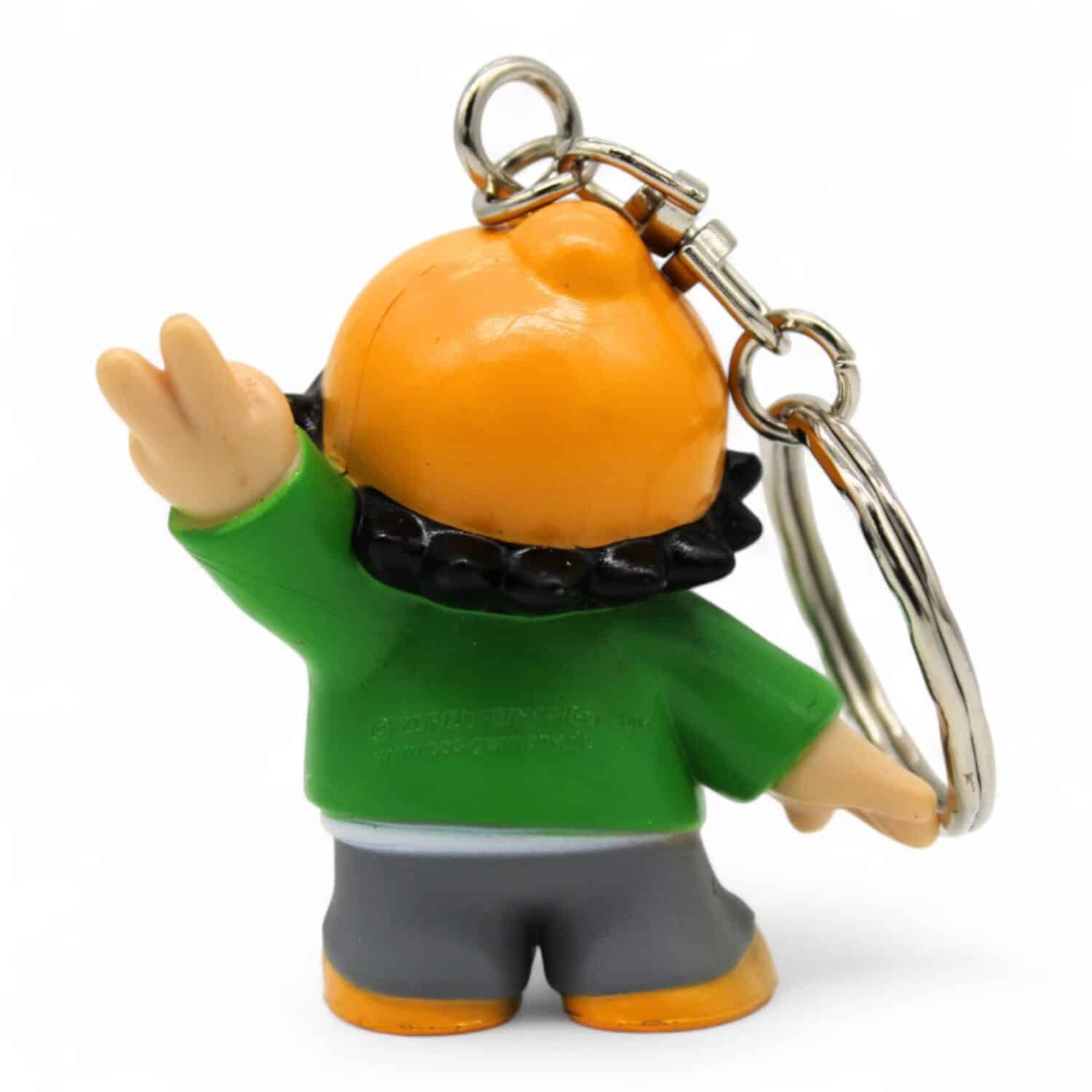Schlüsselanhänger, Figur mit orangefarbenem Helm, grünem Hemd, grüßend. Rückseite