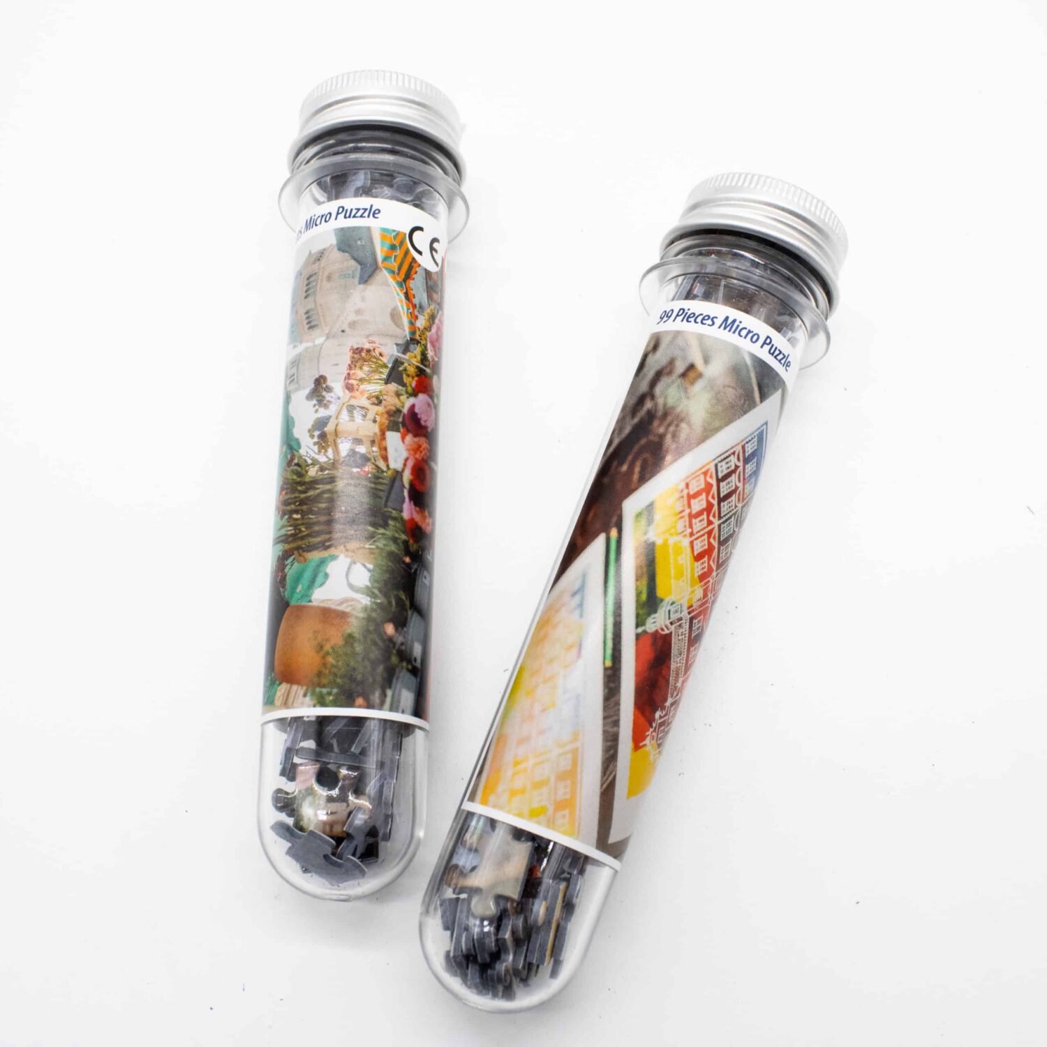 Zwei transparente Röhren mit Puzzleteilen, bunte Motive, geschlossen