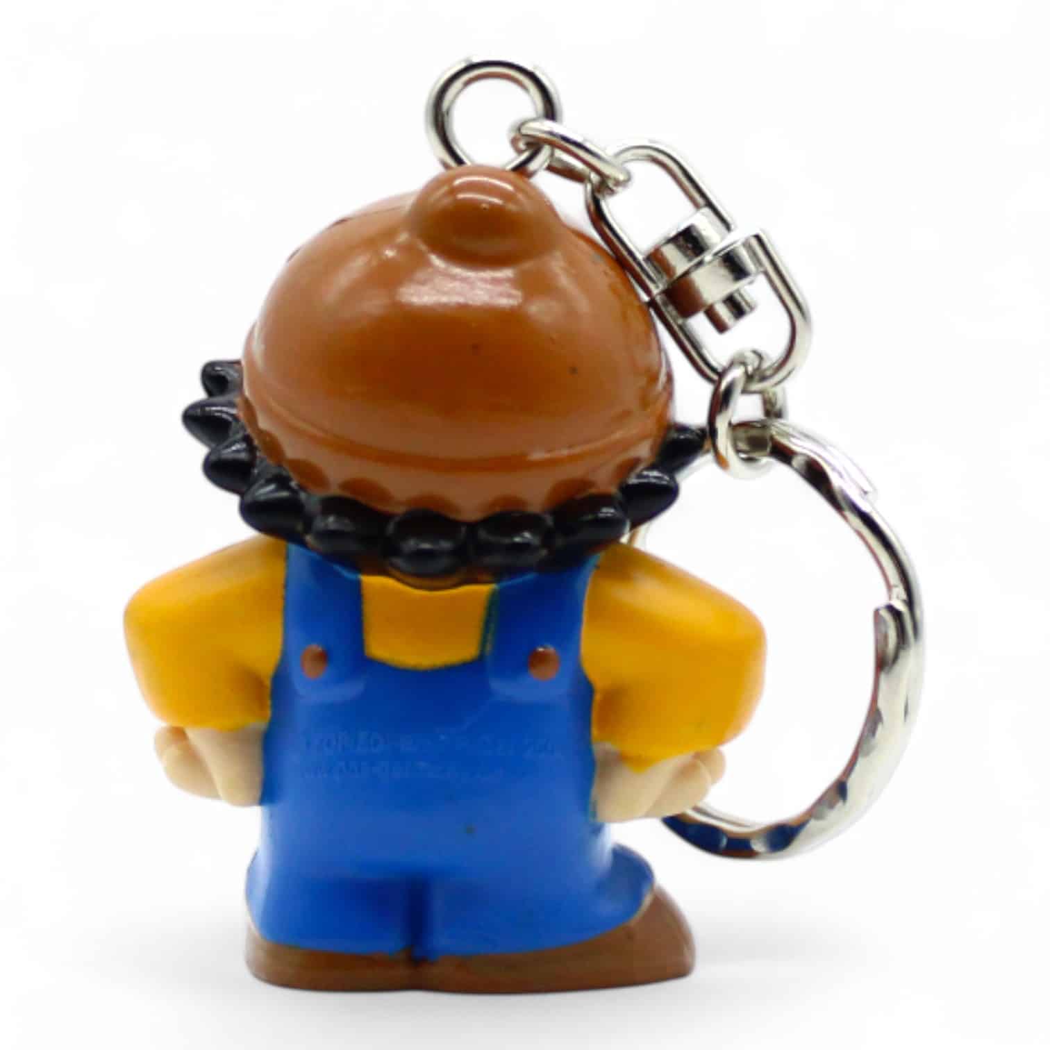Figur eines Handwerkers mit brauner Mütze als Schlüsselanhänger. Rückseite