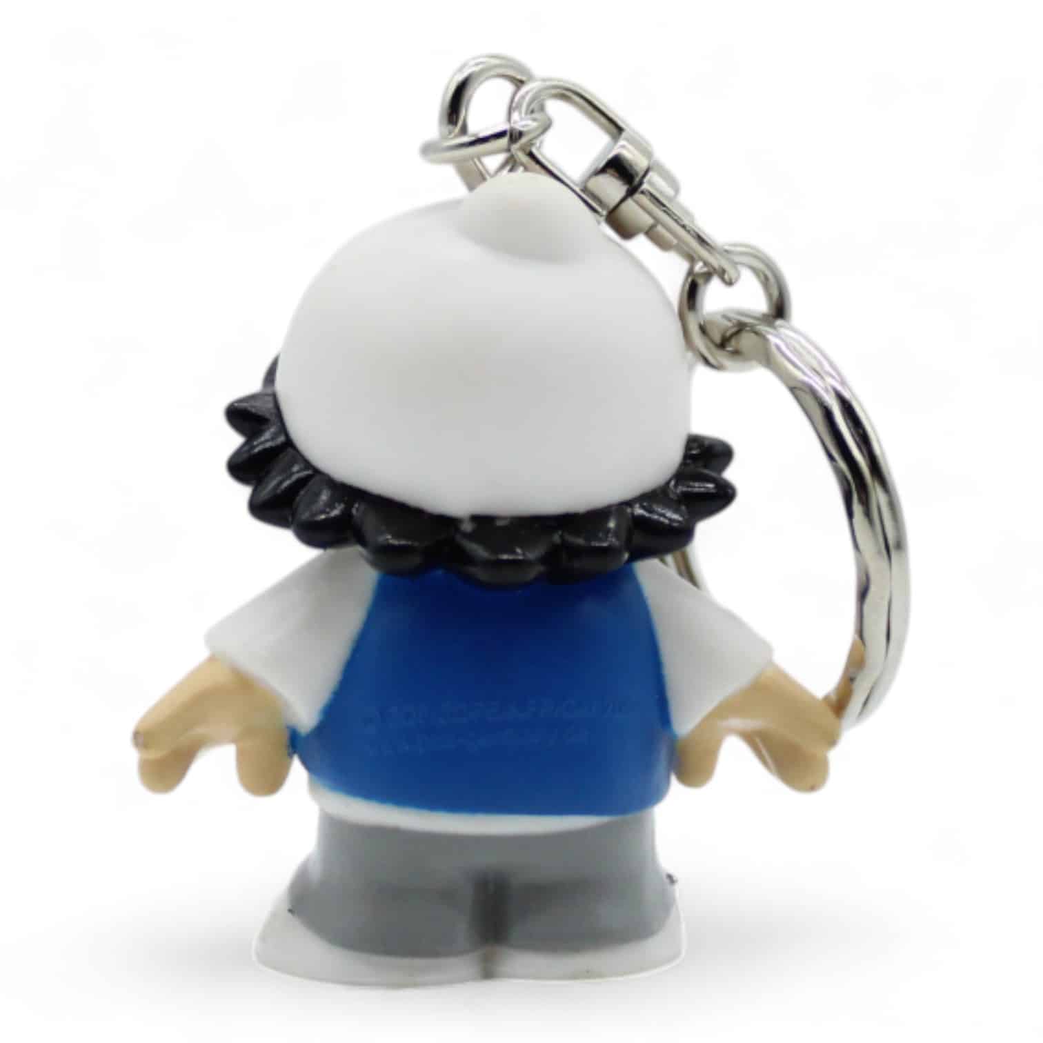 Schlüsselanhänger in Form einer Cartoonfigur mit Brille, weißem Haar und blauem Pullover. Rückseite
