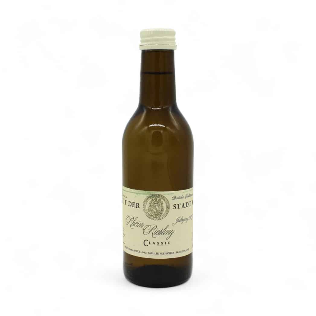 Frontansicht der kleinen Miniriesling-Flasche mit Etikett und Logo des Weinguts , Drehverschluss