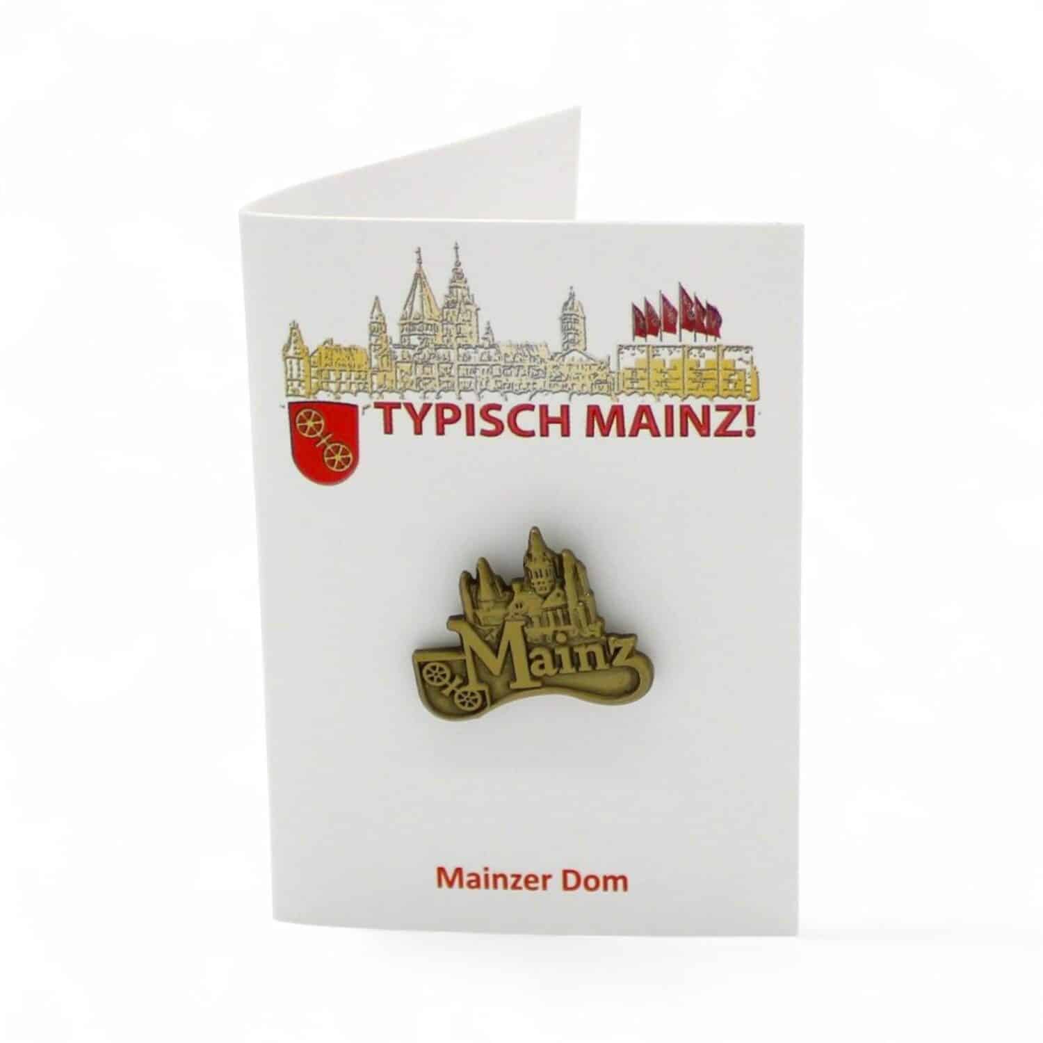 Souvenir-Pin mit Mainz-Text und Mainzer Dom auf Karte mit "Typisch Mainz!" und Stadtsilhouette.