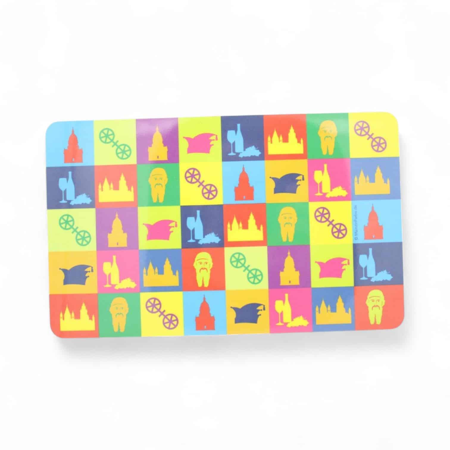 Rechteckiges Schneidebrett aus Plastik mit buntem, kariertem Muster und Mainzer Symbolen