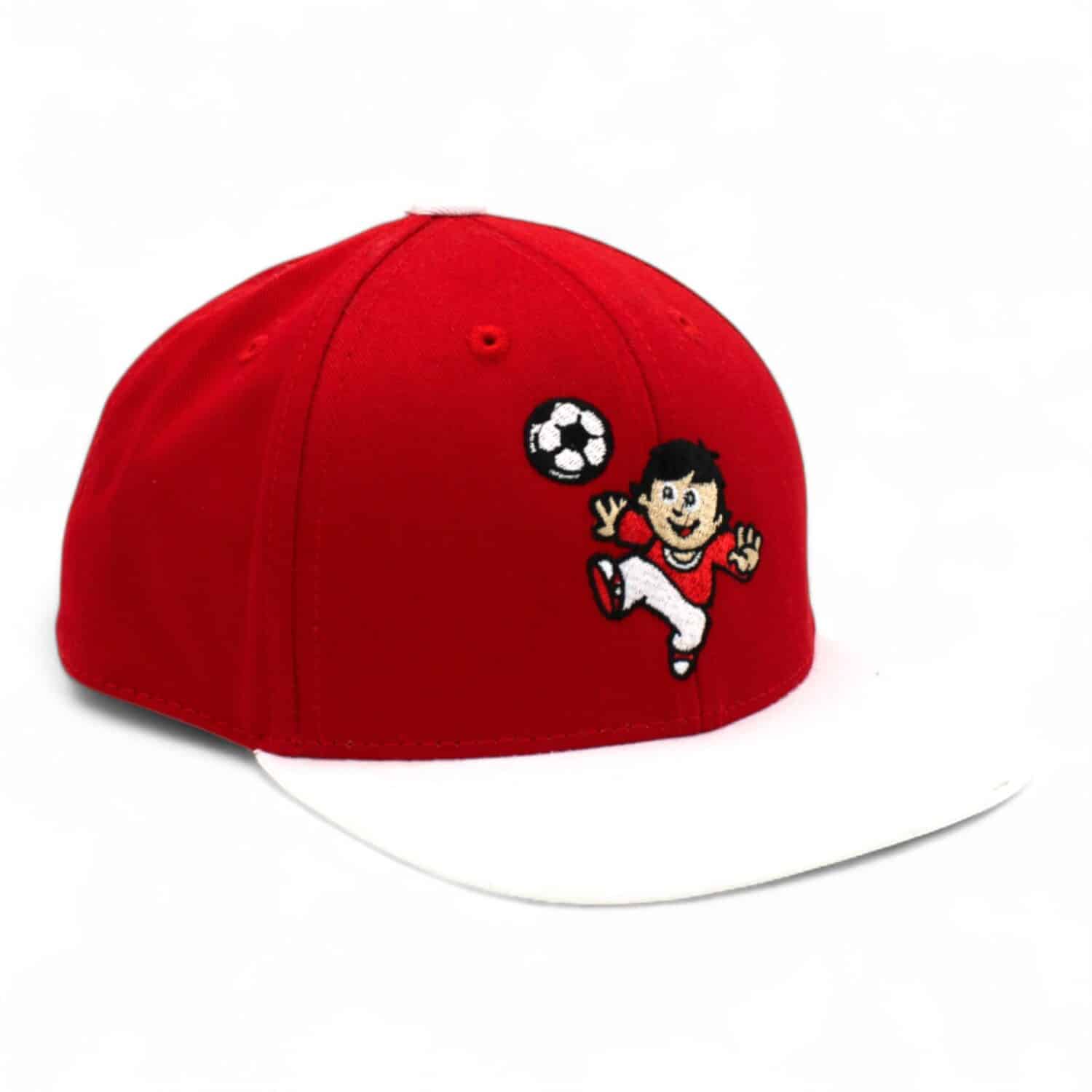 Mainzelmännchen Kappe Rot mit Fritzchen, der Fußball spielt und weißem Kappenschirm