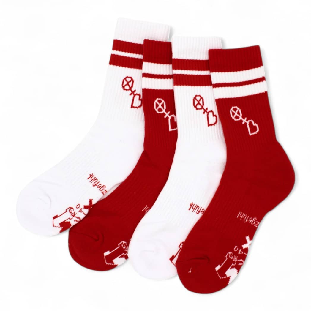 #mainzgefühl Tennissocken (rot und weiß) ausgepackt und nebeneinander gelegt