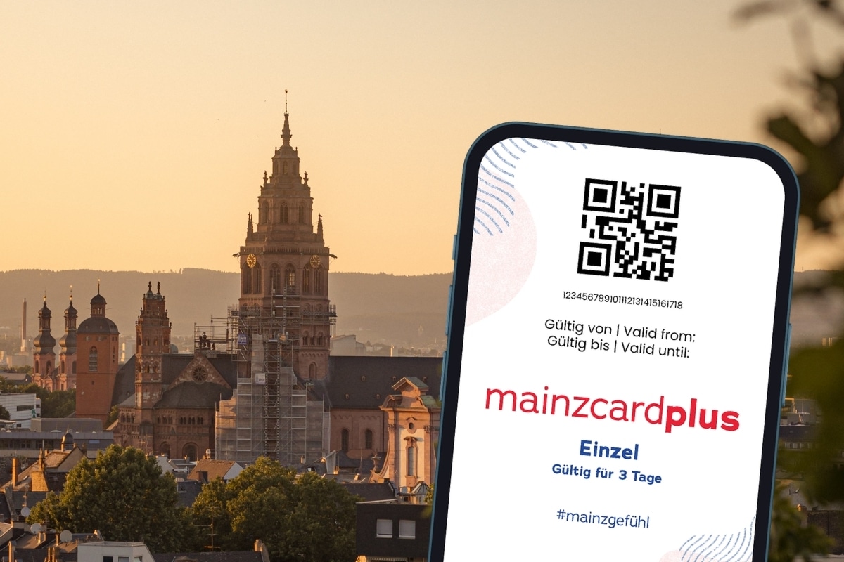 2026_mainzcardplus_1200_800px Mobiles Ticket der mainzcardplus auf einem Smartphone. Im Hintergrund der Mainzer Dom